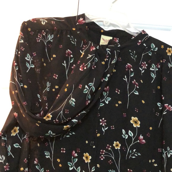 Ladies button down sheer top - Picture 4 of 6